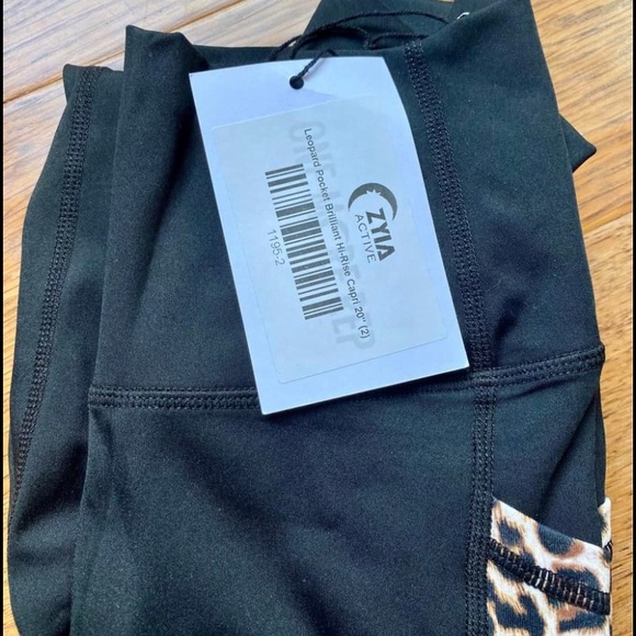 ZYIA Leopard pocket high rise Brilliant Capris - Picture 2 of 3